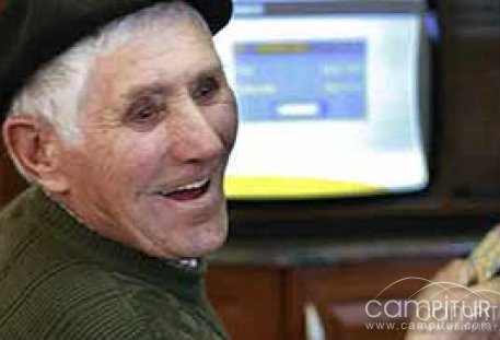 Colectivos especiales de Peraleda se benefician de aparatos de TDT gratis 